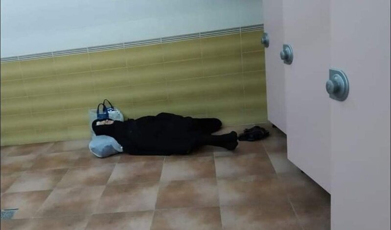 Yaşlı qadın Bulvarın tualetində yaşayır