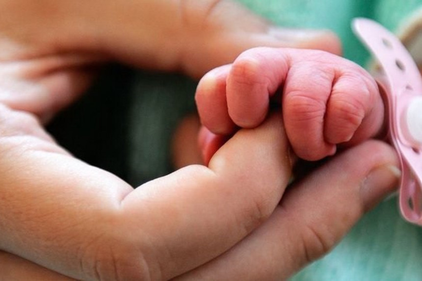 19 yaşlı ananın körpəsi həkim səhlənkarlığından öldü