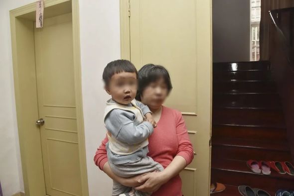 Oğlunu satdı, əldə etdiyi pulla səyahətə çıxdı - FOTO