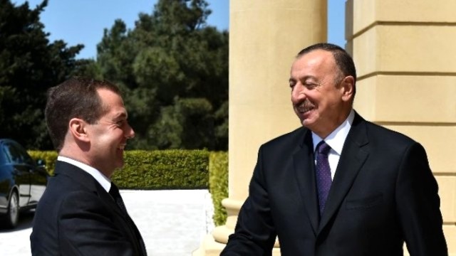 Dmitri Medvedev İlham Əliyevi təbrik etdi