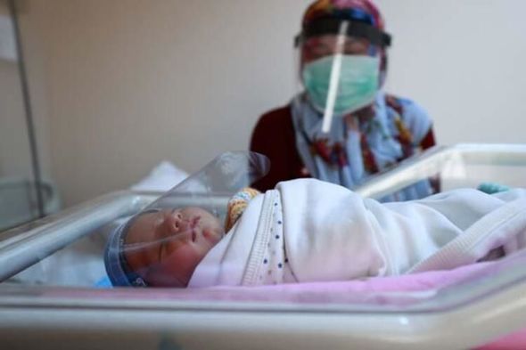 Yeni doğulan körpələri koronavirusdan qorumaq üçün maraqlı üsul - FOTO