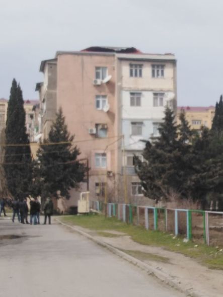 Güclü külək Sumqayıtda binanın bir neçə ay əvvəl təmir olunmuş damını uçurub – FOTO 