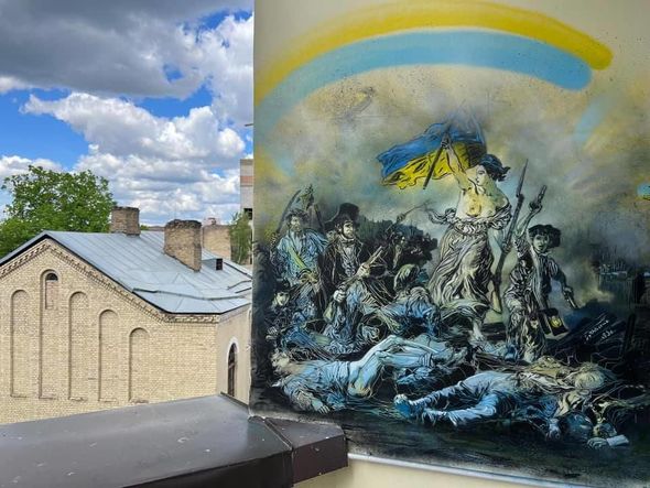 Ukraynadakı müharibənin həqiqətlərini fırçaları ilə divarlara həkk etdilər - FOTO