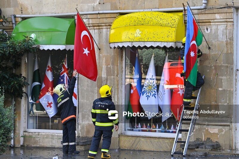Azərbaycan və Türkiyə bayraqlarını yanğından mühafizə edən FHN əməkdaşları - FOTO
