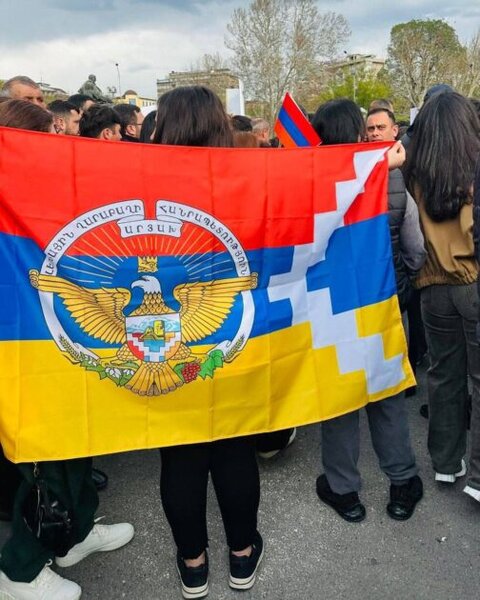 İrəvanda rusiyayönlü qüvvələrin mitinqi: Separatçı simvollar və revanşist şüarlar