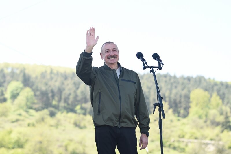 Prezident: "Bir çox hallarda ölkədə gedən prosesləri jurnalistlərdən eşidirəm