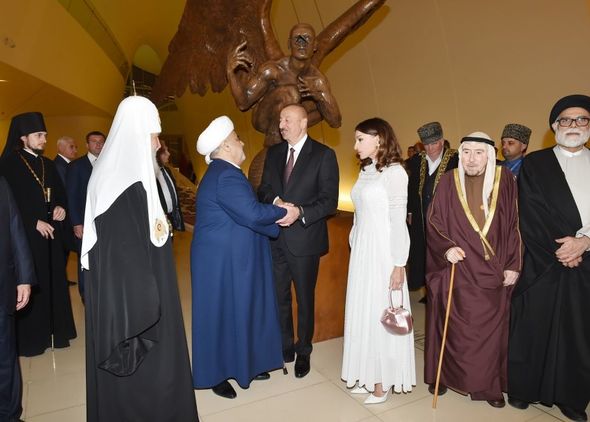 Dünya dini liderlərinin II Bakı Sammitinin iştirakçılarının şərəfinə ziyafət verilib - FOTO