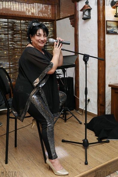Müğənni Gülarə Ağazadə: "Kişilər söz atır, telefon nömrəmi istəyirlər..." - FOTO