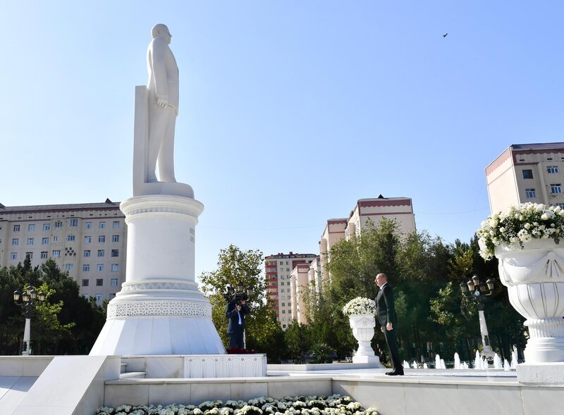 İlham Əliyev Sumqayıtda Ulu Öndər Heydər Əliyevin abidəsini ziyarət etdi