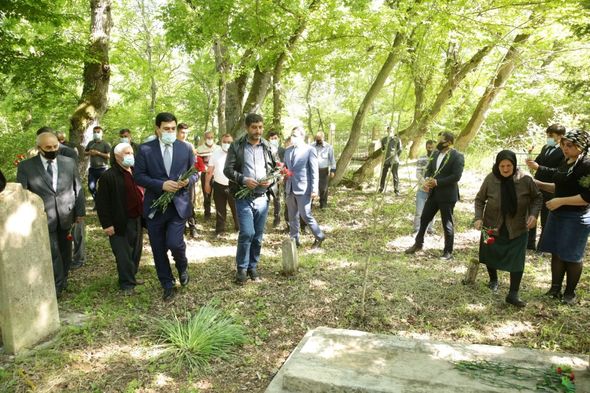 Xaçmazın İcra başçısı Aşağıoba və Aslanoba kəndlərində şəhidlərin məzarını ziyarət edib - FOTO