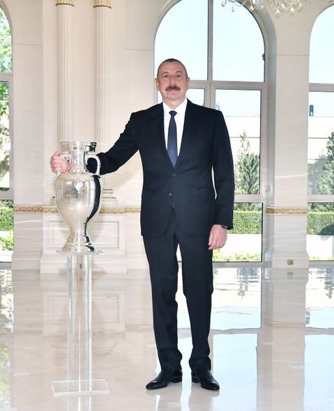 AVRO-2020-nin kuboku İlham Əliyevə təqdim olundu - FOTO