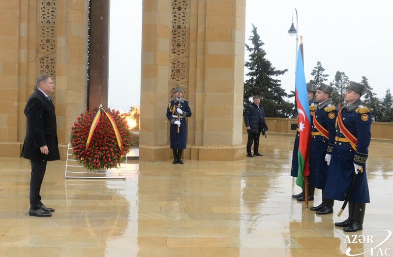 Rumıniya Prezidenti Şəhidlər xiyabanını ziyarət edib - FOTO