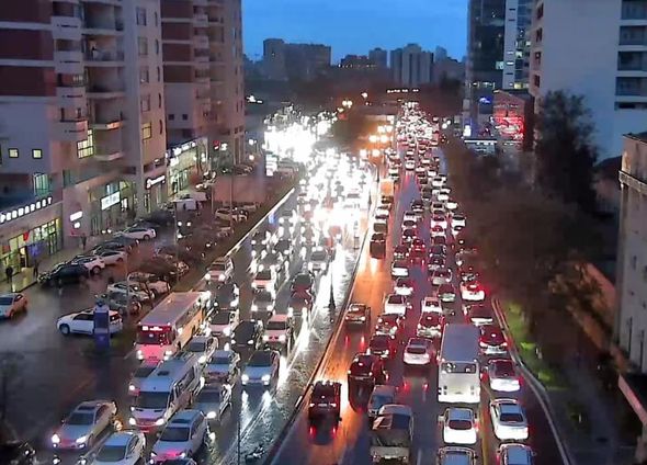Yağış Bakının bəzi küçə və prospektlərində sıxlıq yaradıb, avtobuslar gecikir