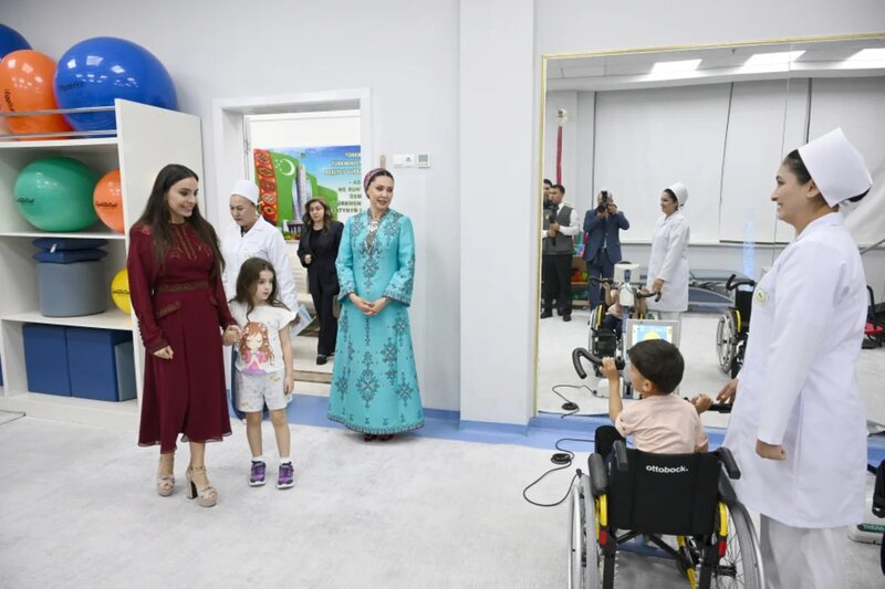 Leyla Əliyeva Arkadağ şəhərində Uşaq Sağlamlığı və Reabilitasiya Mərkəzinin fəaliyyəti ilə tanış olub