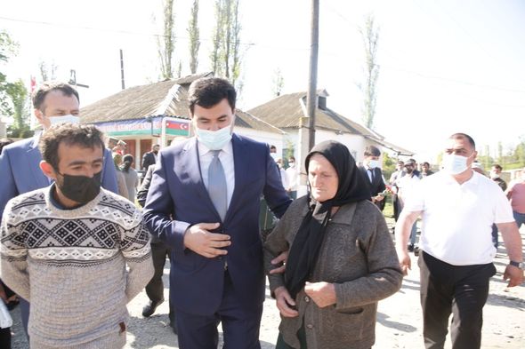 Xaçmazın İcra başçısı Aşağıoba və Aslanoba kəndlərində şəhidlərin məzarını ziyarət edib - FOTO