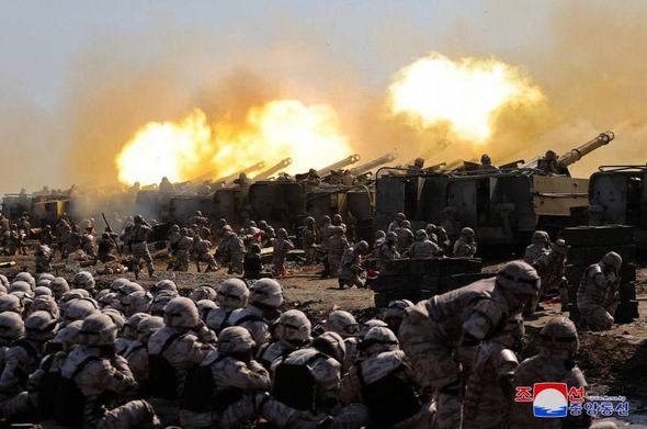 Kim Çen In ordunun ən yeni tankını özü sınaqdan keçirdi - FOTO