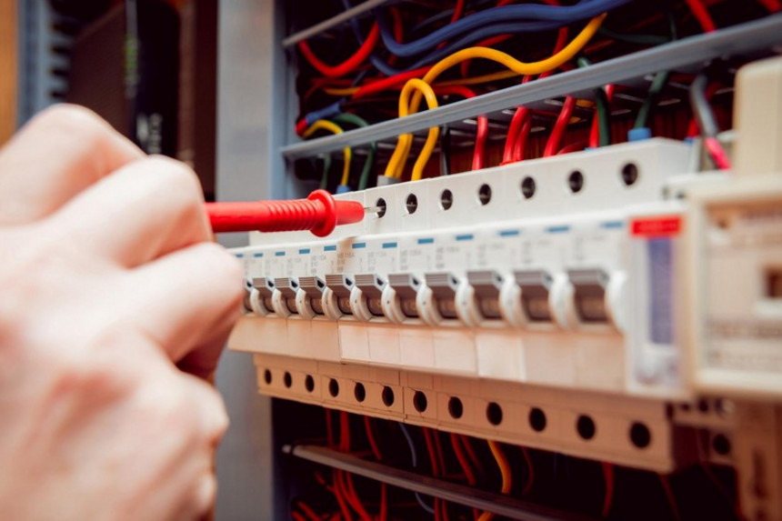 Elektrik qutusunu təmir edən usta öldü