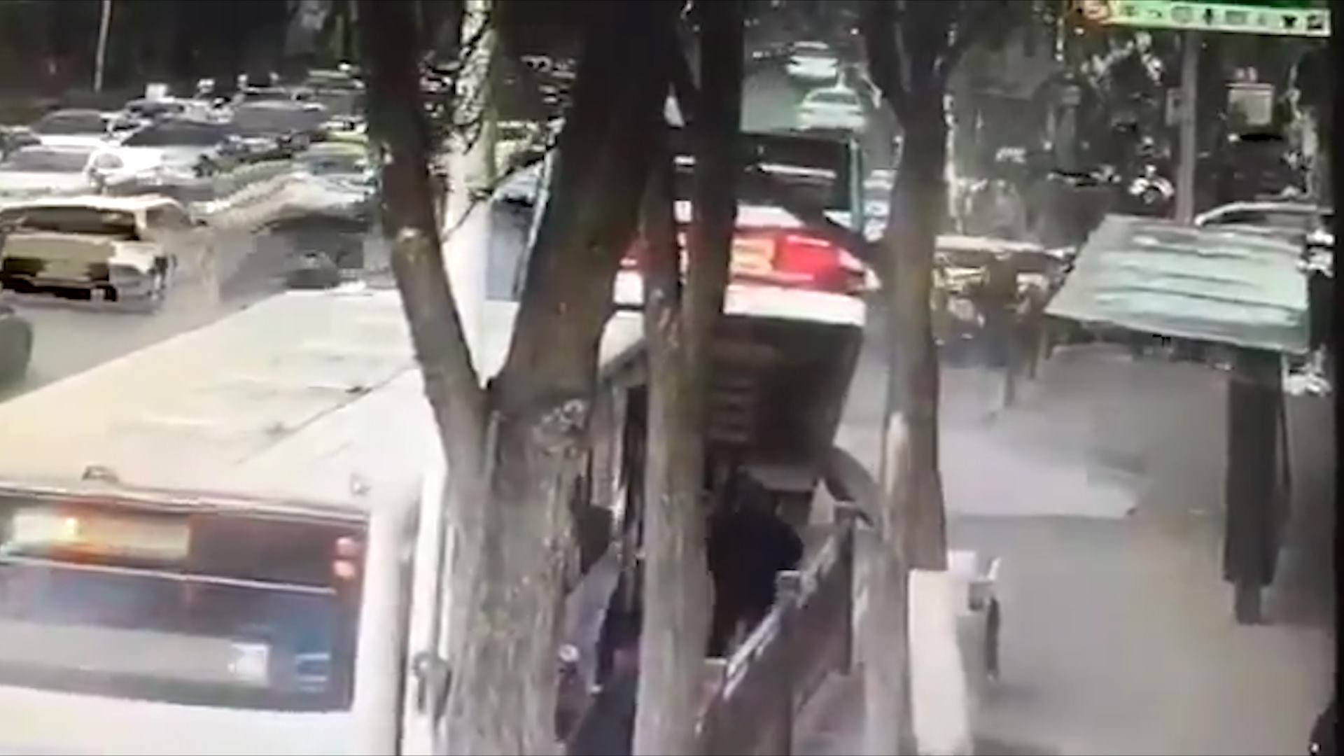 Asfalt sərnişinlə dolu avtobusu "uddu" - VİDEO