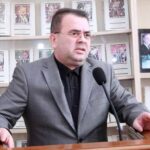 Məşhur yazıçı prezident seçkilərinə qatılır - FOTO