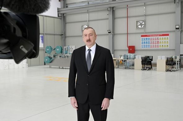 İlham Əliyev və Mehriban Əliyeva tibbi maska istehsalı müəssisəsinin açılışında - YENİLƏNİB + VİDEO
