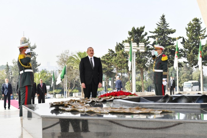 Prezident Əlcəzairdə Şəhidlər abidəsini və Milli Mücahidlər Muzeyini ziyarət etdi - YENİLƏNİB / FOTOLAR