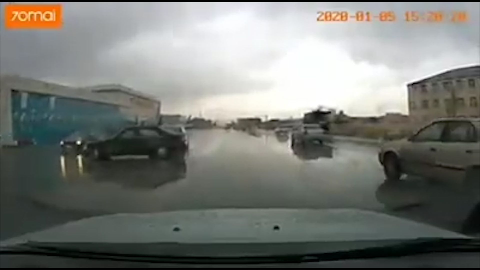 Yağışlı havada Bakıda baş verən qəza kameraya düşdü - ANBAAN VİDEO