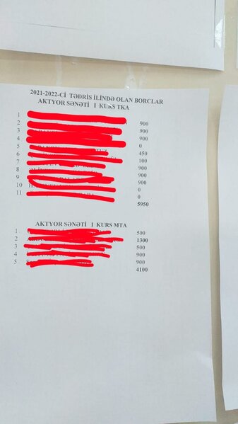 Bakıda universitet ödəniş etməyən tələbələrin siyahısını divardan asdı - FOTOLAR