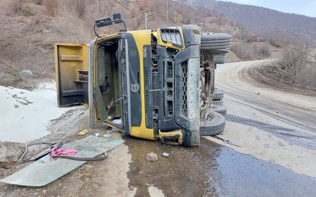 Kəlbəcərdə yük maşını aşıb, xəsarət alan var - FOTO