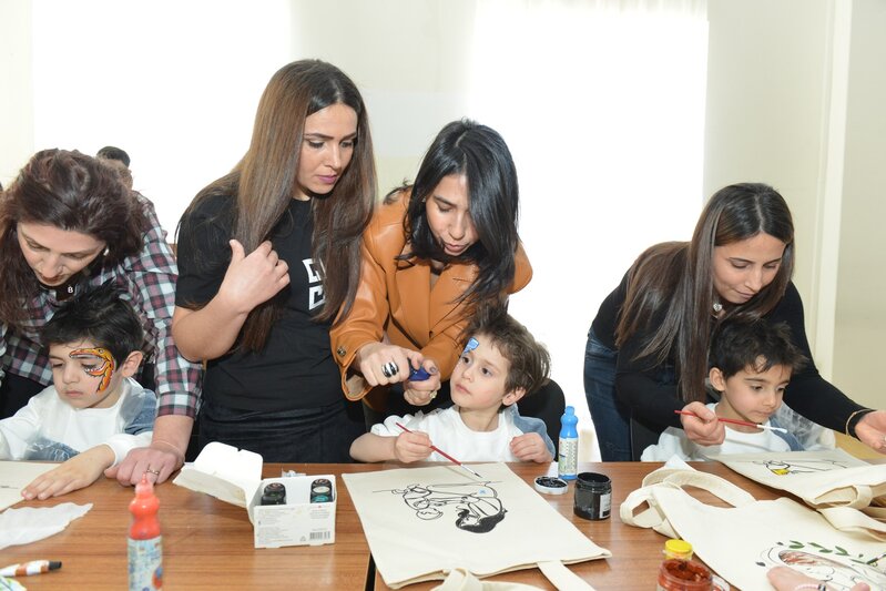 Məhbus analar övladları ilə... - Fotolar
