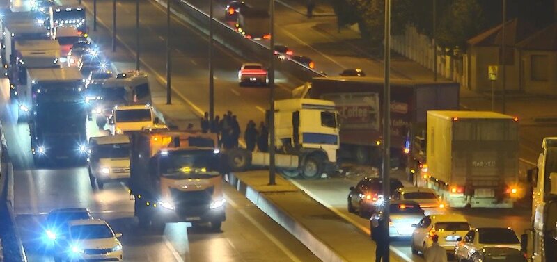 Bakıda yük avtomobili qəza törətdi, yol bağlandı