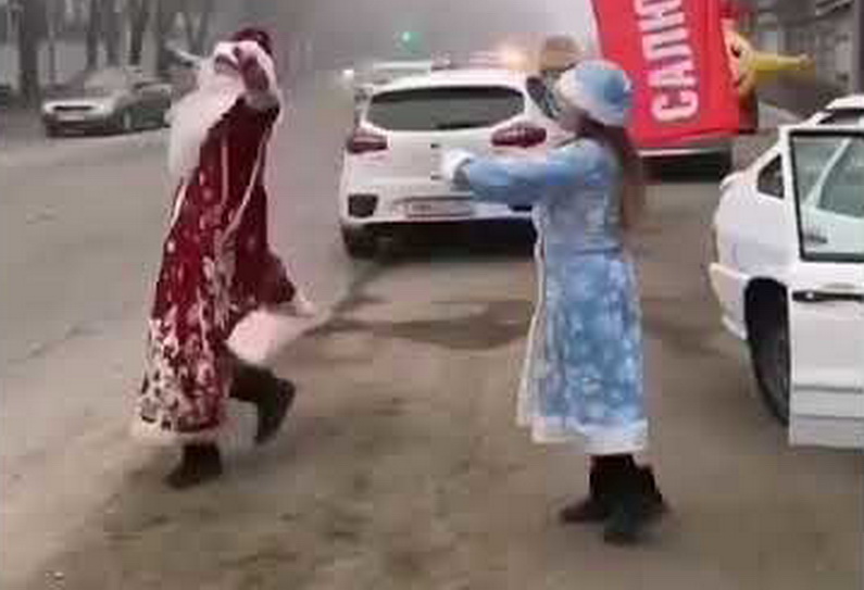 "Şaxta baba" ilə "Qar qız" qarsızlığın heyfini belə çıxdı - VİDEO