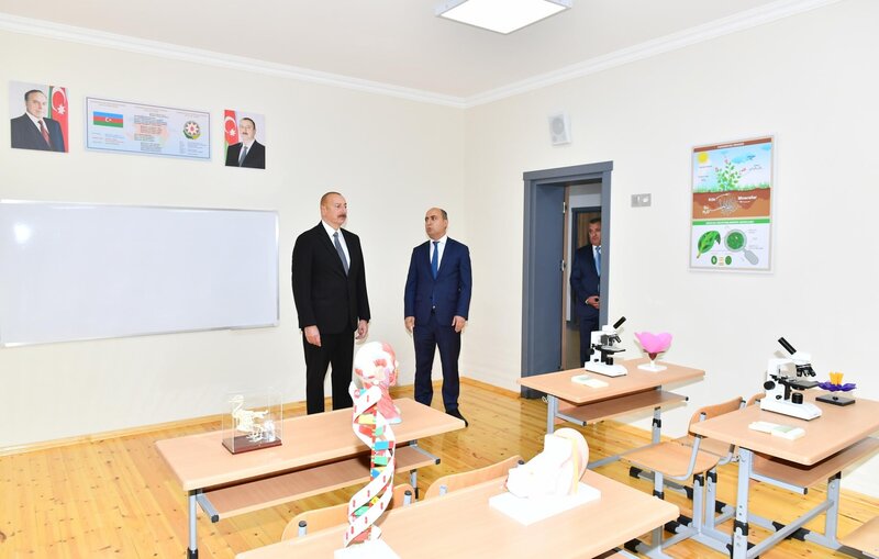 İlham Əliyev 11 nömrəli tam orta məktəbin yeni binasının açılışında - FOTOLAR