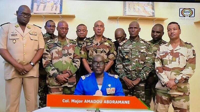 Niger hərbçiləri prezidentin hakimiyyətdən uzaqlaşdırıldığını ELAN ETDİ