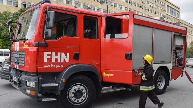 Bakıda köməkçi tikilidə yanğın oldu