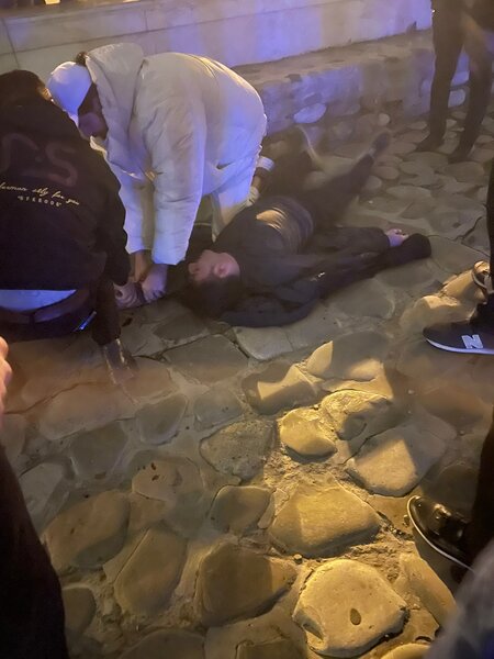 Gənc oğlan Bulvarda özünü doğradı - FOTO