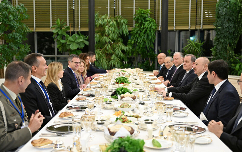 Prezidentin adından Meloninin şərəfinə şam yeməyi verildi - FOTOLAR