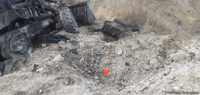 Kəlbəcərdə minaya düşən texnikaların görüntüləri - FOTO