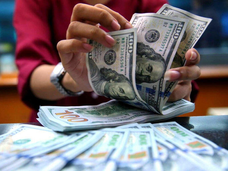 İki valyuta ucuzlaşdı, dollar isə