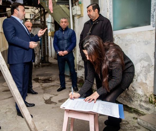 Elnur Allahverdiyev imzatoplama kampaniyasından yazdı - FOTO