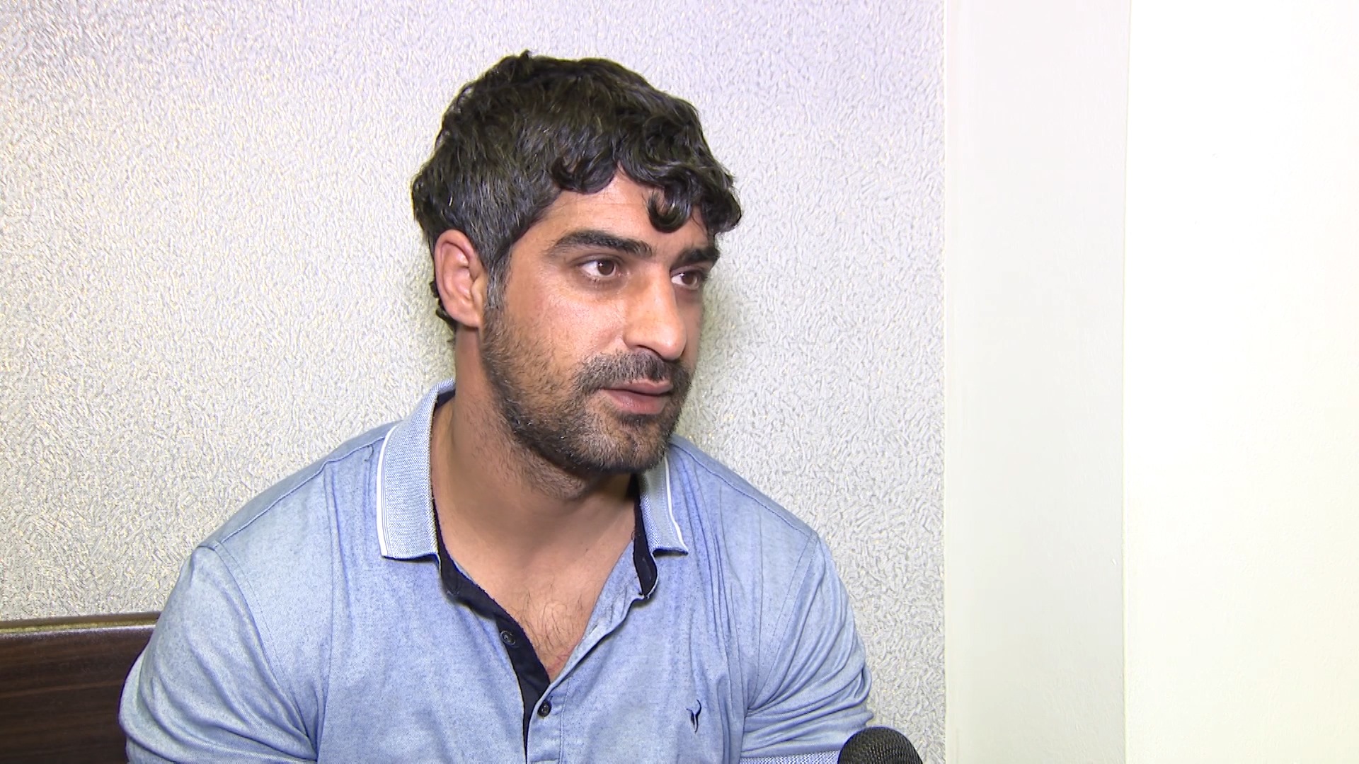 Bakıda insanlara hücum edən yarıçılpaq şəxs danışdı: "Viski götürdüm, dalımca gəldi..." - VİDEO