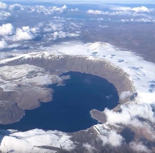 Türkiyədəki Nemrud krater gölünün qış mənzərəsi - FOTO