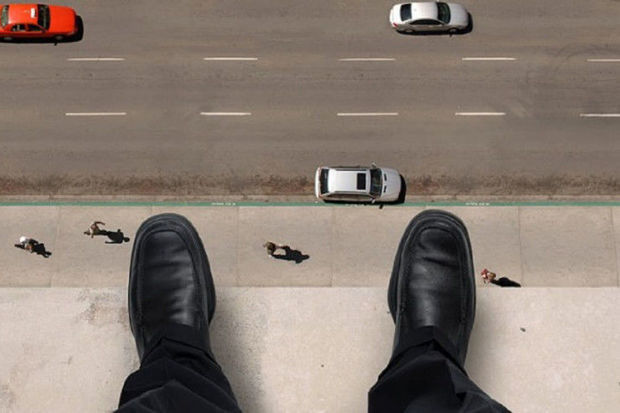 Bakıda kişi özünü binadan atdı