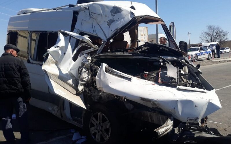 Ağstafada mikroavtobus qəzaya uğradı: 20-yə yaxın şəxs xəsarət aldı