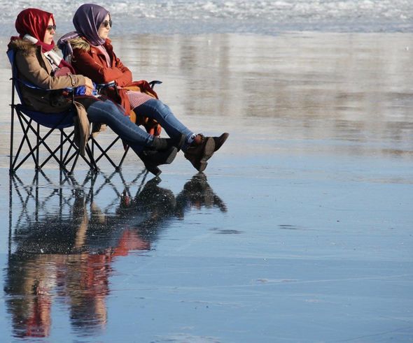 Buz bağlayan göldən möhtəşəm görüntülər - FOTO 