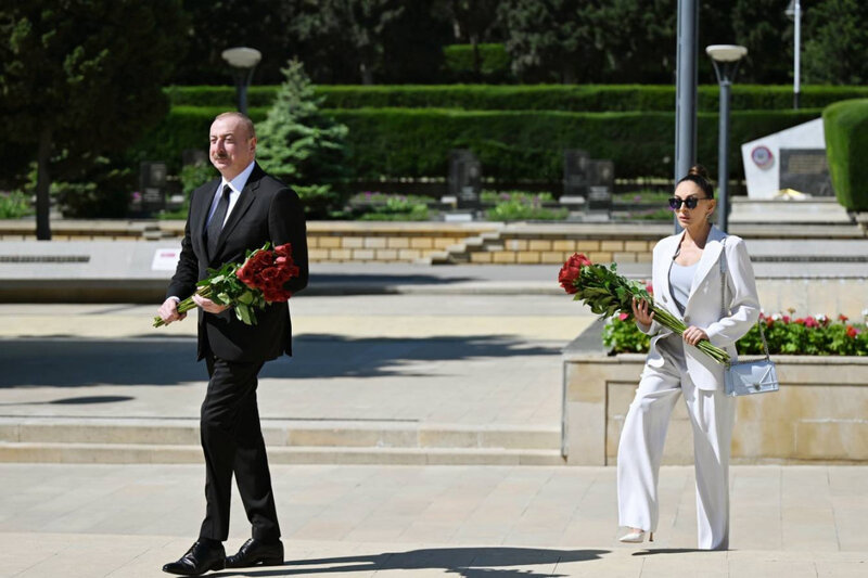 Prezident Daşkənddə Ümummilli Liderin barelyefi önünə gül dəstələri qoyub