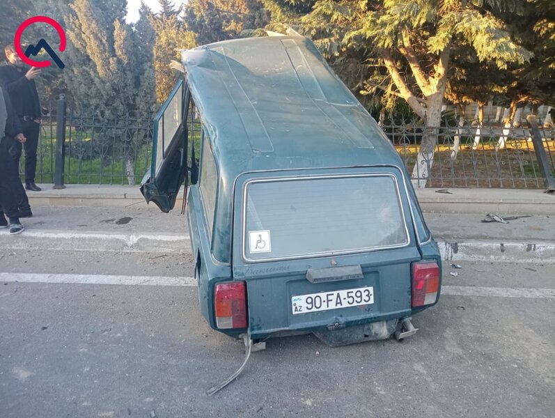 Bakıda maşın qəza zamanı iki hissəyə bölündü - FOTO