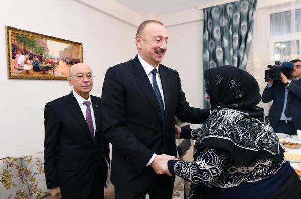 Ölkə başçısı Şamaxıda zəlzələdən zərər görmüş ailələr üçün yeni tikilmiş bina ilə tanış olub - FOTO
