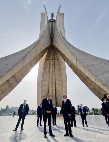 Prezident Əlcəzairdə Şəhidlər abidəsini və Milli Mücahidlər Muzeyini ziyarət etdi - YENİLƏNİB / FOTOLAR