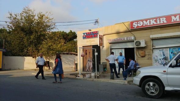Bakıda daha bir iyrənc mənzərə: Qanunsuz ət kəsiminə niyə göz yumulur? - FOTO