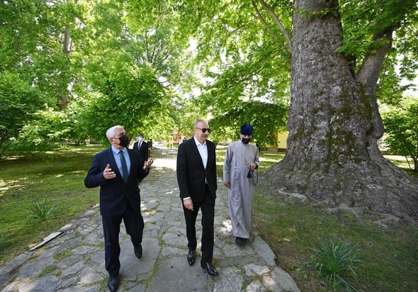 Prezident Qəbələnin Nic qəsəbəsində 1 saylı orta məktəbdə və Müqəddəs Yelisey adına Cotari kilsəsində olub